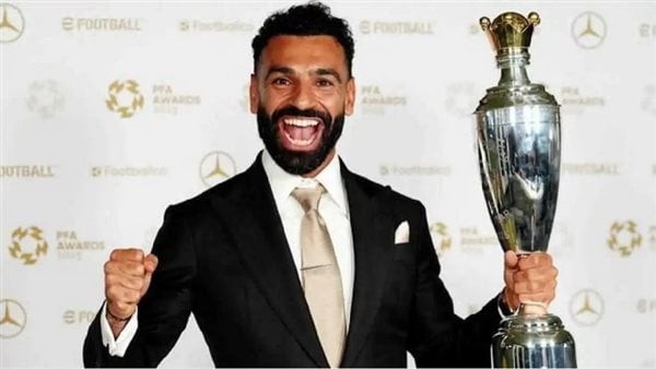 محمد صلاح يصل إلى تدريبات ليفربول بجائزة الأفضل في الدوري الإنجليزي (فيديو)