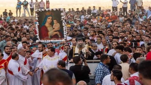 طقس طواف الكهنة والشمامسة الكنيسة بايقونة العذراء يرجع الى سنة 510 ميلادية فى مدينة روما