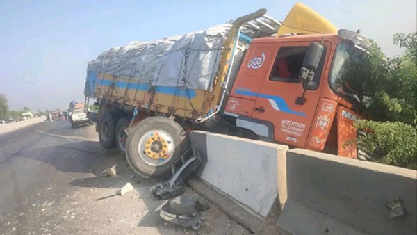 مصرع 3 أشخاص في حادث تصادم مروع بين ملاكي ونقل ثقيل بمركز منفلوط بأسيوط