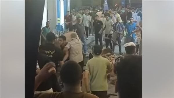 قفلوا الشارع وأصابوا 13 شخصا، لحظة مشاجرة عمال كافتريات على الزبائن في سوهاج (صور)