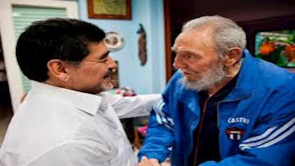 وشم صورته على ساقه وتوفيا بنفس اليوم.. حكاية صداقة مارادونا وكاسترو