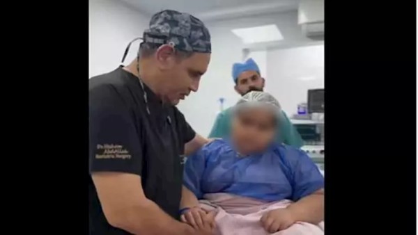 جراحة "تكميم معدة" لطفلة تثير جدلًا.. والطبيب المعالج يُعلق