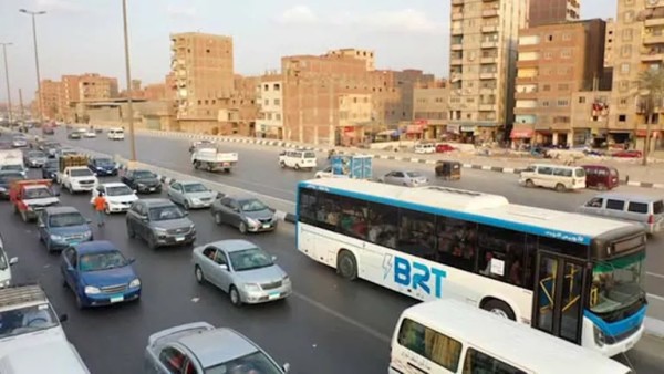 6 صور ترصد تعدي السيارات على مسار الأتوبيس الترددي.. ومناشدة من النقل