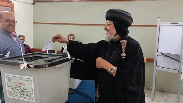 الأنبا مرقس يدلي بصوته في انتخابات مجلس الشيوخ بشبرا الخيمة