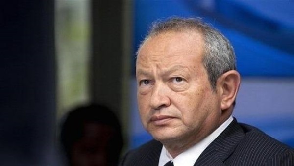ساويرس يستنكر تركيب لوحات إعلانية ضخمة حول تمثال نجيب محفوظ: كارثة و توغل