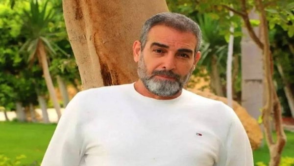 حقك عليا وأنا آسفلك .. الفنان أحمد عبد العزير يعتذر بعد رفضه مصافحة شاب