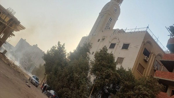 هل ننتظر كارثة: أكوام القمامة المحترقة تهدد كنيسة العذراء والأنبا موسى بفيصل وسط غياب المسئولين والأقباط يستغيثون