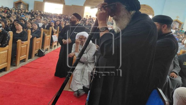 أطفال مدارس الأحد بالمنيا يشاركون في عزاء خادمتهم: «كنا نمرح هنا منذ أيام لكن فناء الكنيسة تحول لسرادق عزاء»