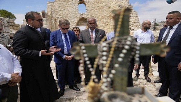 وزير خارجية المانيا يزور بلدة الطيبة بعد اعتداءات المستوطنين على مواقع مسيحية ويتفقد الكنيسة ومحيطها المتضرر بالحريق