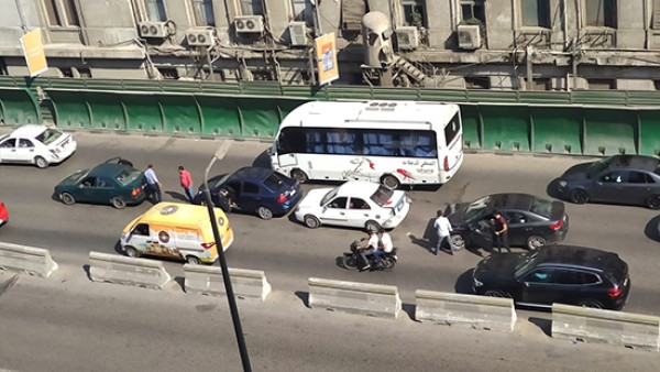النيابة العامة تبدأ تحقيقاتها مع شخص اصطدم بعدد من السيارات ودمر صدادات المرور أعلى كوبري أكتوبر