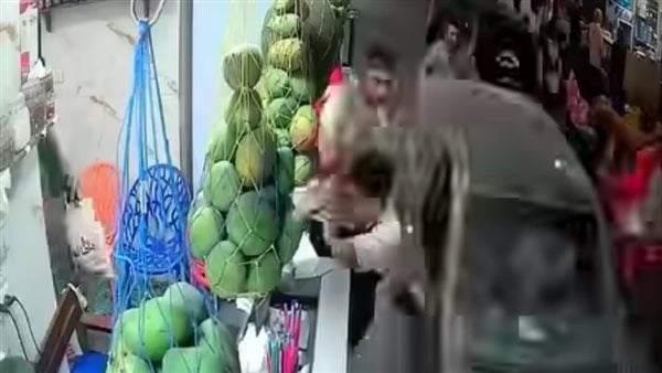 سيارة تدهس شابًا وزوجته وطفلهما ببني سويف