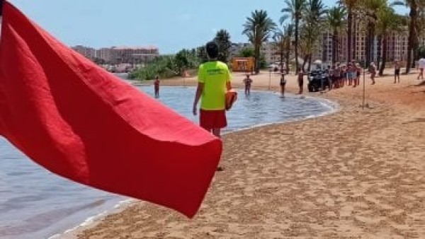 محافظة الإسكندرية تعلن إغلاق جميع الشواطئ غدا بسبب ارتفاع الأمواج