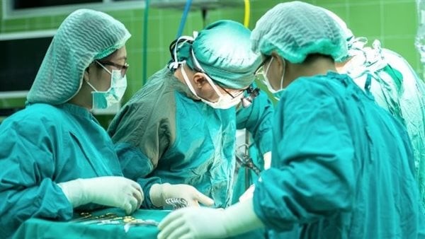 بنتي بتموت ومعنديش واسطة، سيدة تصرخ لإجراء جراحة الزائدة لإبنتها، والمستشفى: مفيش مكان (فيديو)