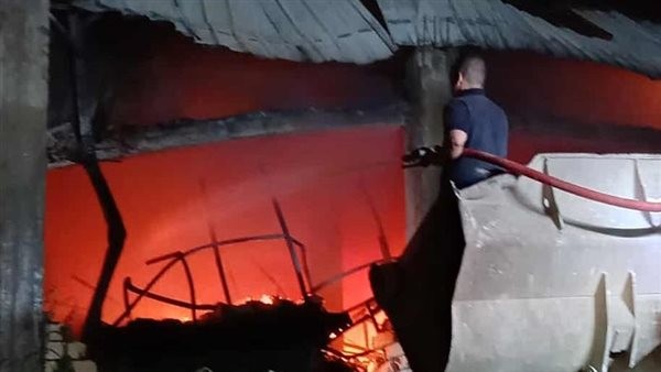 حريق يلتهم مصنع أحذية بالخانكة.. والدفع بـ15 سيارة إطفاء دون إصابات| صور
