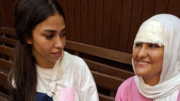 الإبتسامة على وجههما.. وصول فتاتي مُطاردة طريق الواحات إلى المحكمة