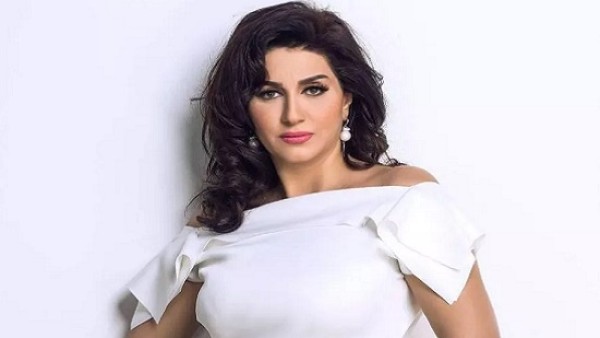 وفاء عامر تنفي شائعة مغادرتها مصر