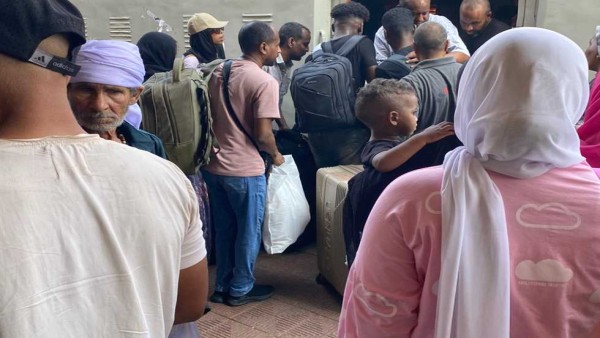 توافد مئات السودانيين على محطة مصر استعدادًا لانطلاق القطار السابع للعودة الطوعية (صور)