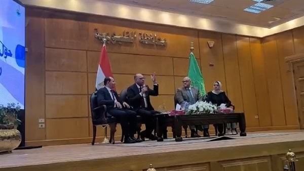 وزير العمل يكشف عن مفاجأة لـ عامل مزلقان بني سويف (فيديو)