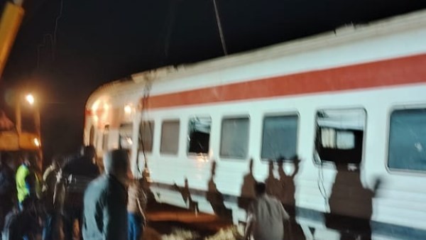 العمل متواصل طوال الليل .. جهود كبيرة من وزارة النقل لرفع قطار مطروح وإعادة حركة القطارات