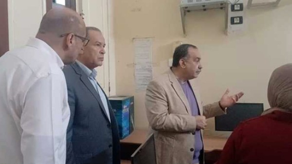 أثناء تفقده للعملية الانتخابية.. محافظ أسيوط للمعلمين في معمل الكمبيوتر: “إنتوا بتيجوا كل يوم المدرسة وبتاخدوا مرتبات كويسة علشان تشربوا شاي وترغوا وتمشوا؟”