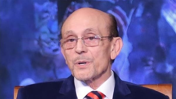 أشرف زكي يطمئن الجمهور على الحالة الصحية للفنان محمد صبحي