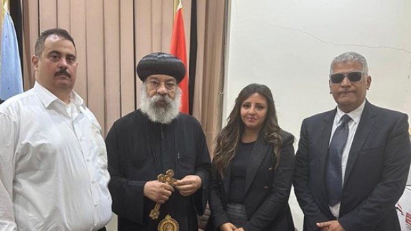 الأنبا رافائيل يدلي بصوته في انتخابات مجلس الشيوخ بالأزبكية