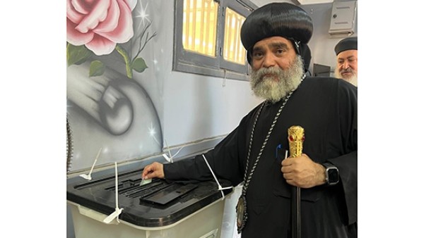الأنبا بضابا أسقف نجع حمادي يدلي بصوته في انتخابات مجلس الشيوخ
