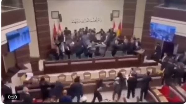 اشتباكات بالأيدي وضرب بالأحذية داخل البرلمان العراقي بعد "شتيمة" المكون السني (فيديو)