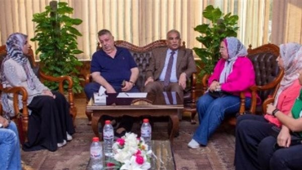 «اللي عايز الدح»، طبيب المنصورة يثير غضب النشطاء بعد سخريته من زميلاته بقسم النساء