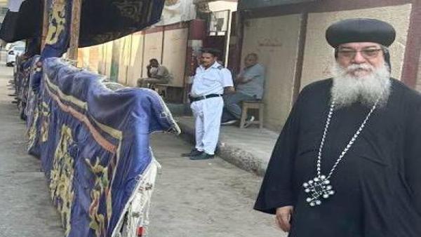 أسقف المنيا يدلي بصوته ويؤكد: نقف علي مسافة واحدة من كل المرشحين