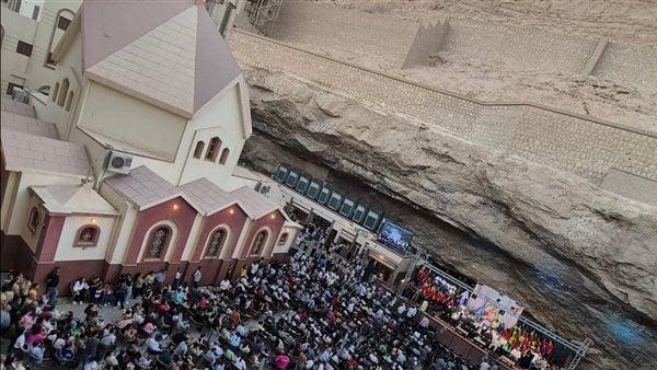 بمشاركة مئات الآلاف.. قصة مولد السيدة العذراء بجبل درنكة في أسيوط