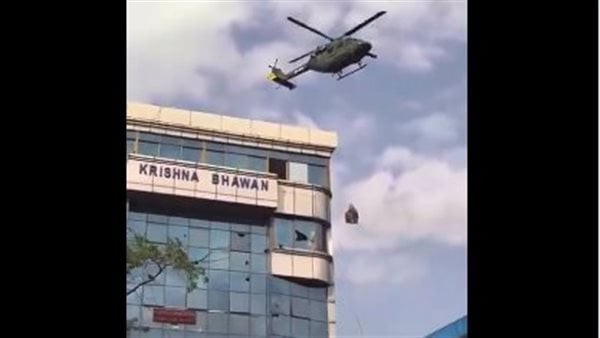 تعلقوا بحبل في طائرة هليكوبتر، لحظة هروب مسئولين فاسدين من نيبال (فيديو)