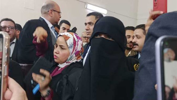 والدة الأطفال ضحايا زوجة أبيهم في المنيا أمام المحكمة للمتهمة: «ليه دمرتي حياتي وأنا عمري ما أذيتك»