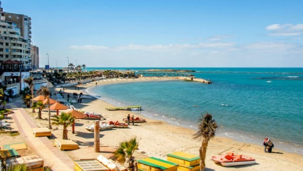 رفع الرايات الحمراء ومنع نزول البحر فى كل شواطئ القطاع الغربى بالإسكندرية