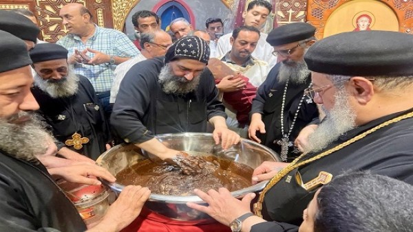 تطييب رفات الشهيدة رفقة وأولادها الخمسة بكنيستها الأثرية بسنباط