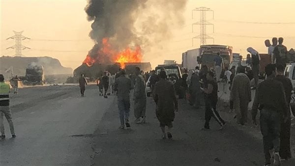 حريق هائل ومصابون في اصطدام سيارة مواد بترولية بسيارتين أخريين بالطريق الإقليمي (صور)