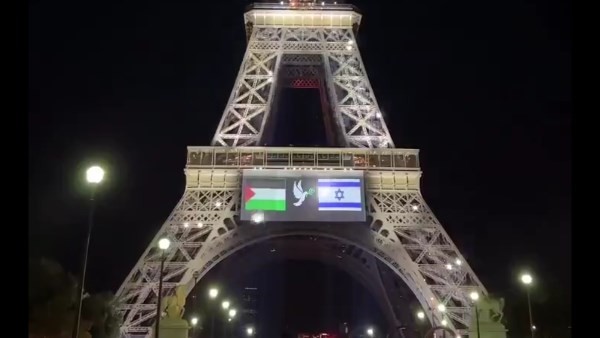 برج إيفل يضيء دعما لمبادرة ماكرون للاعتراف بدولة فلسطين