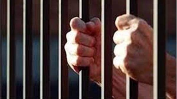 المدير المتهم بالتحر.ش بطالبة.. استهدف فتيات لديهن مشاكل وخلافات أسرية
