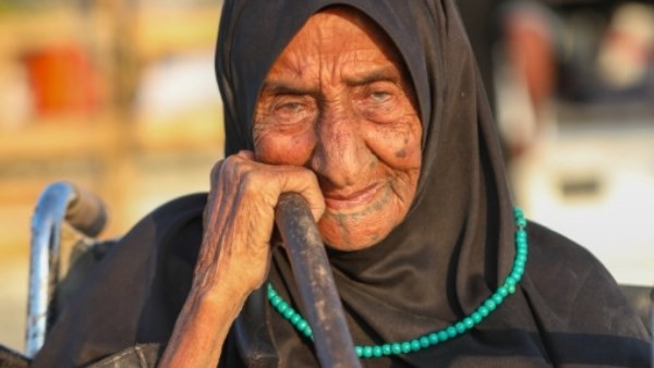 "جازية" معمرة فلسطينية أكبر من 100 عام.. تجتاز طرق الموت على كرسى متحرك