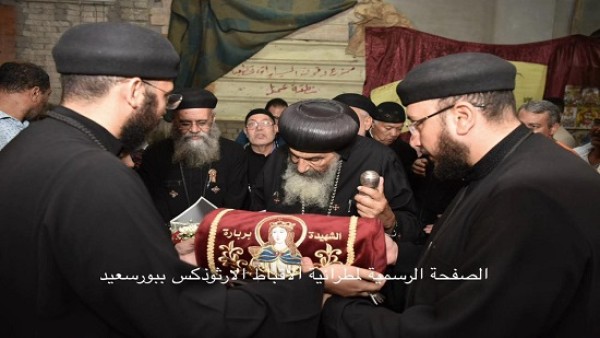 الأنبا تادرس يضع رفات الشهيدة بربارة فى كنيستها ببورفؤاد