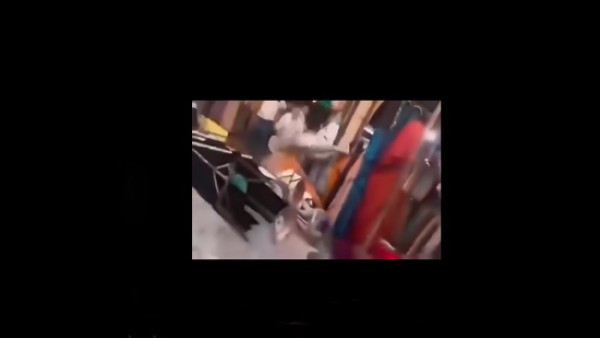 فيديو .. متشددون يقتحمون محل ملابس نسائية ويدمرونه في حماة بسوريا