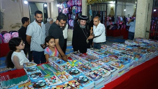 الأنبا إنيانوس يفتتح معرض المستلزمات المدرسية.. ويؤكد دعم الكنيسة للأسر قبل العام الدراسي