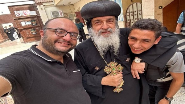 الأنبا مقار يتفقد النشاط الرياضي ويلعب تنس الطاولة مع أبناء كنيسة السيدة العذراء بالعاشر : حضور أبوي مفرح
