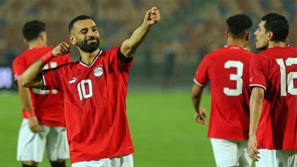 هدية غير متوقعة من منتخب بوركينا فاسو لـ محمد صلاح قبل مغادرته (فيديو)