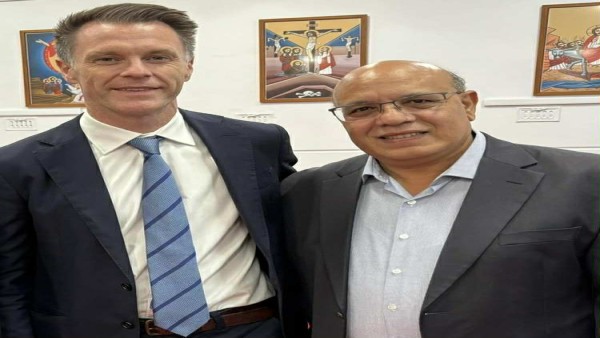 بصليب قبطي.. رئيس حكومة ولاية نيو ساوث ويلز الأسترالية يهنئ الجالية القبطية المصرية بعيد النيروز