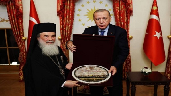 أردوغان يستقبل بطريرك القدس ثيوفيلوس الثالث في إسطنبول .. والاخير : الحفاظ على مقدرات المؤسسات الكنسية في كل مكان واجب أساسي