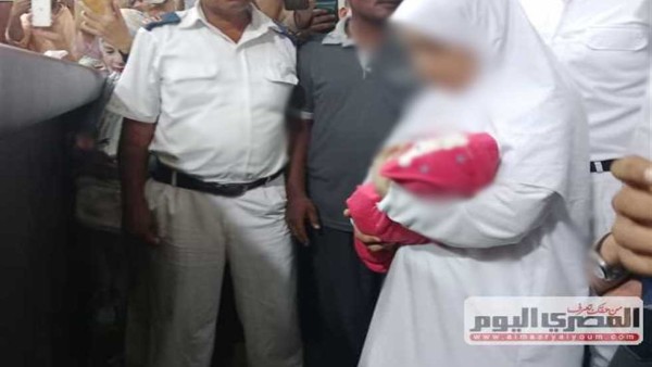 بعد ظهورها بصحبة طفلتها بأولى جلسات المحاكمة.. هل تحمي رضيعة قاتلة أطفال دلجا والدتها من الإعدام؟