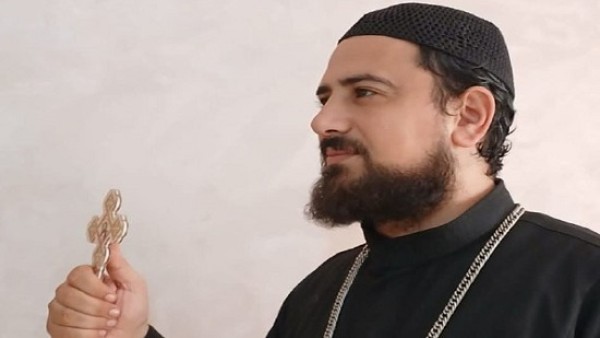 الكنيسة القبطية الأرثوذكسية تحذر من شخص ينتحل الزي الكهنوتي ويحذر من التعامل معه " ليس كاهنًا"