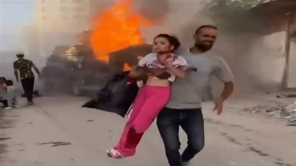 لقطات مروعة، الطيران الإسرائيلي يستهدف سيارة تقل نازحين من مدينة غزة (فيديو)