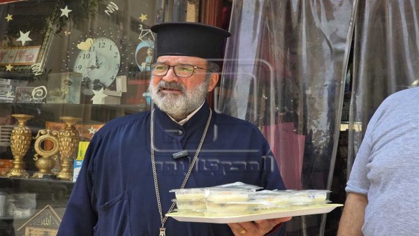 احتفالا بالمولد النبوي.. كاهن كنيسة يوزع وجبات الأرز باللبن في دمياط (فيديو)